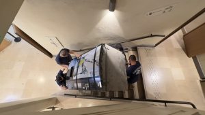 Manutention d'un distributeur automatique avec Escalera