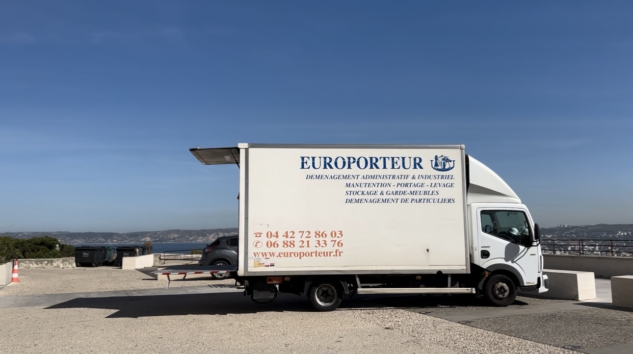 You are currently viewing Déménagement : Qui Prévenir ? Le Guide Complet par Europorteur