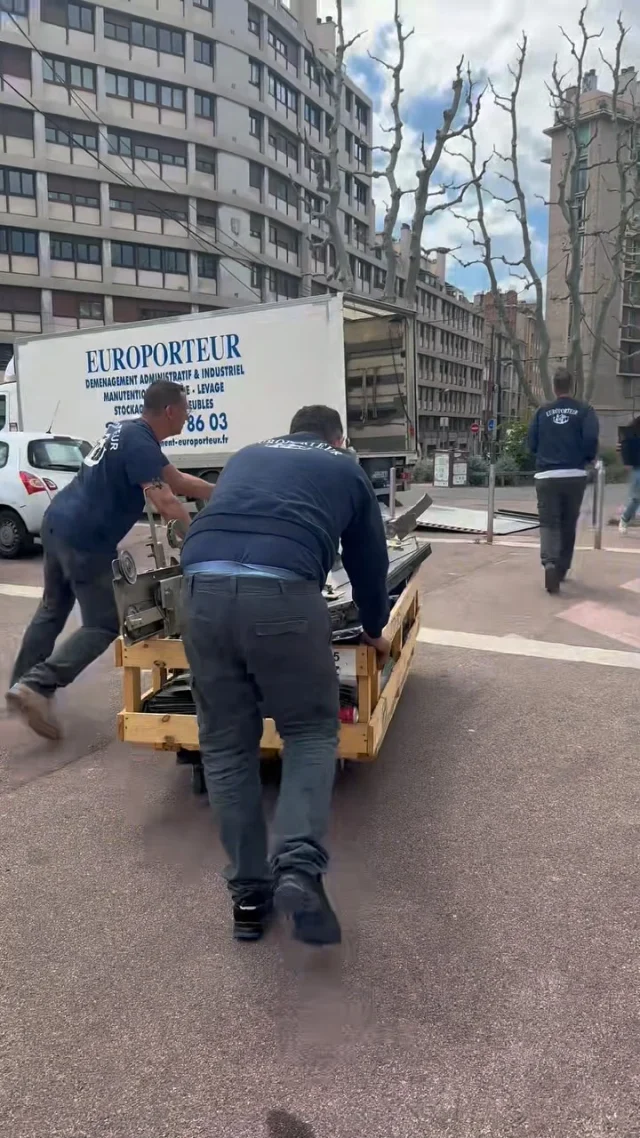 Mise au rebut de moteur d’ascenseur à Marseille ⚙️

#europorteur #portage #manutention #marseille #manutentionmarseille #portagemarseille #auroporteurdemenagement