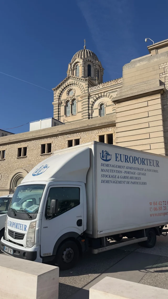 Manutention d’un distributeur automatique de 350 kg sur cinq étages à l’aide d’un escalera à Notre-Dame de La garde ☀️🌊

Pour plus d’informations sur nos activités, n’hésitez pas à consulter notre site Internet : https://demenagement-europorteur.fr

#europorteur #portage #demenagement #marseille #notredamedelagarde #manutention #distributeurautomatique